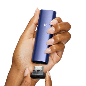 Tamaño del vaporizador PAX Plus en mano tapa del horno para concentrados